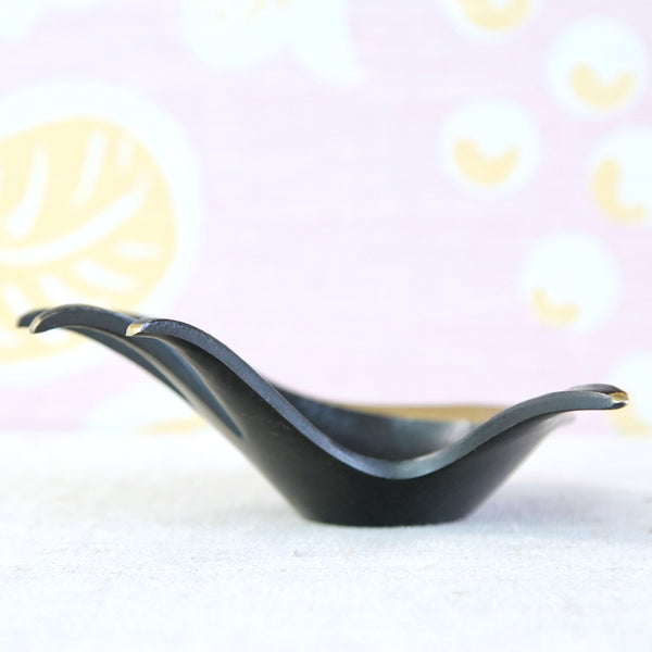 Collectable vintage Walter Bosse ashtray modelled as an outstretched hand with long, gently tapered fingers.