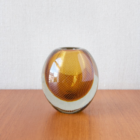 Modernist Finnish Gunnel Nyman GN-17 Huntu glass vase in amber, designed in 1947 and produced at Nuutajarvi Notsjo, Finland