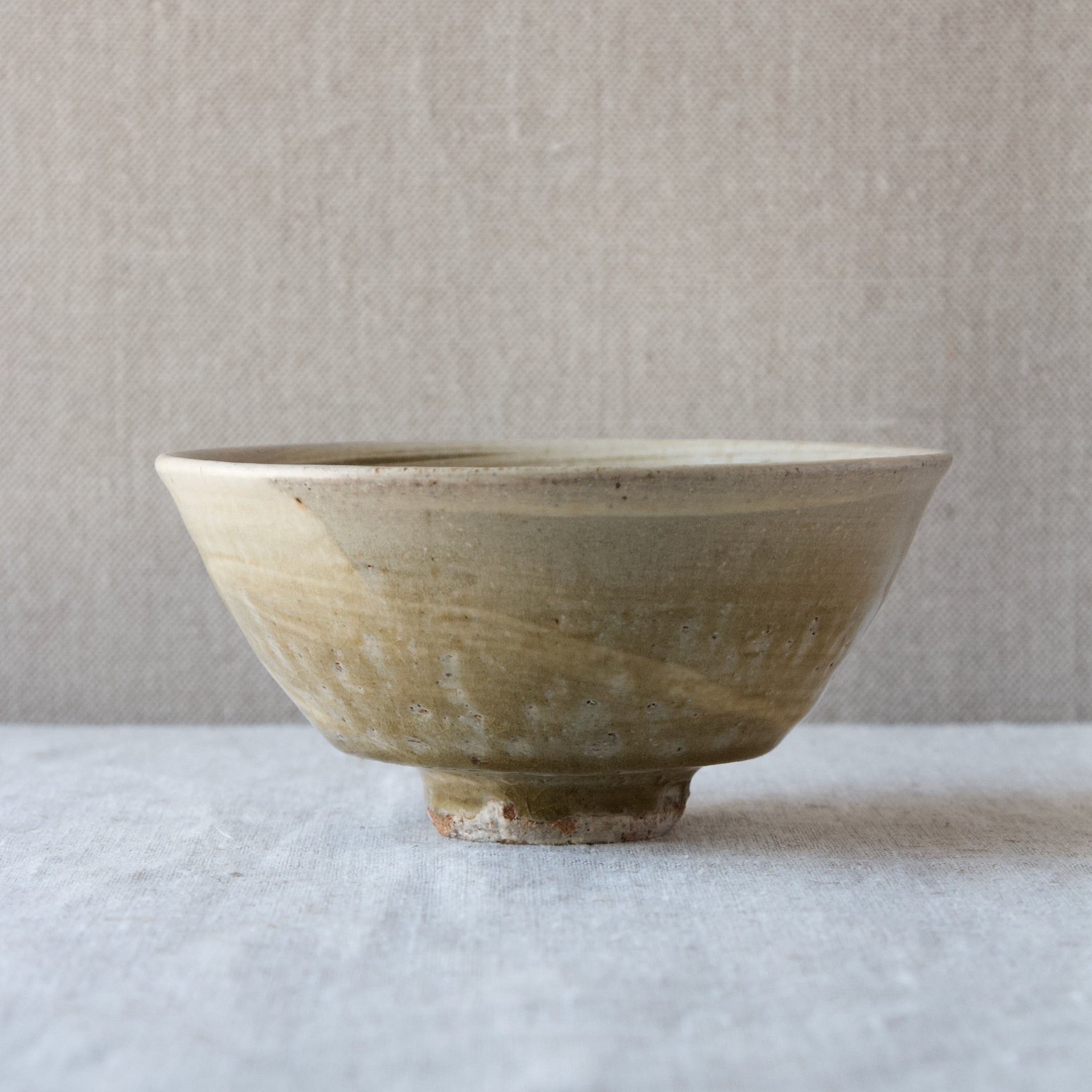 A wheel thrown footed bowl with hakeme slip & nuka glaze by Jim Malone, Ainstable, England, circa 1989. 