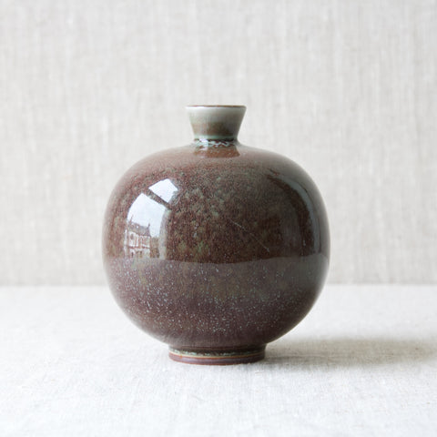 Large Berndy Friber 1969 ball spherical vase with haresfur glossy glaze from Gustavsberg studio pottery Sweden