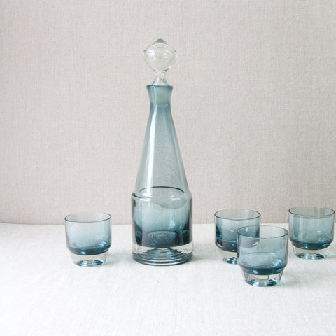 A 'Paraati' (Parade) decanter and four glasses, designed by Nanny Still in 1965 for Riihimäen Lasi Oy, Finland.