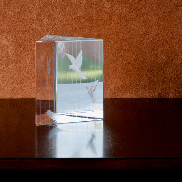 Reflecting prism sculpture or paperweight designed by Vicke Lindstrand for Kosta Sweden