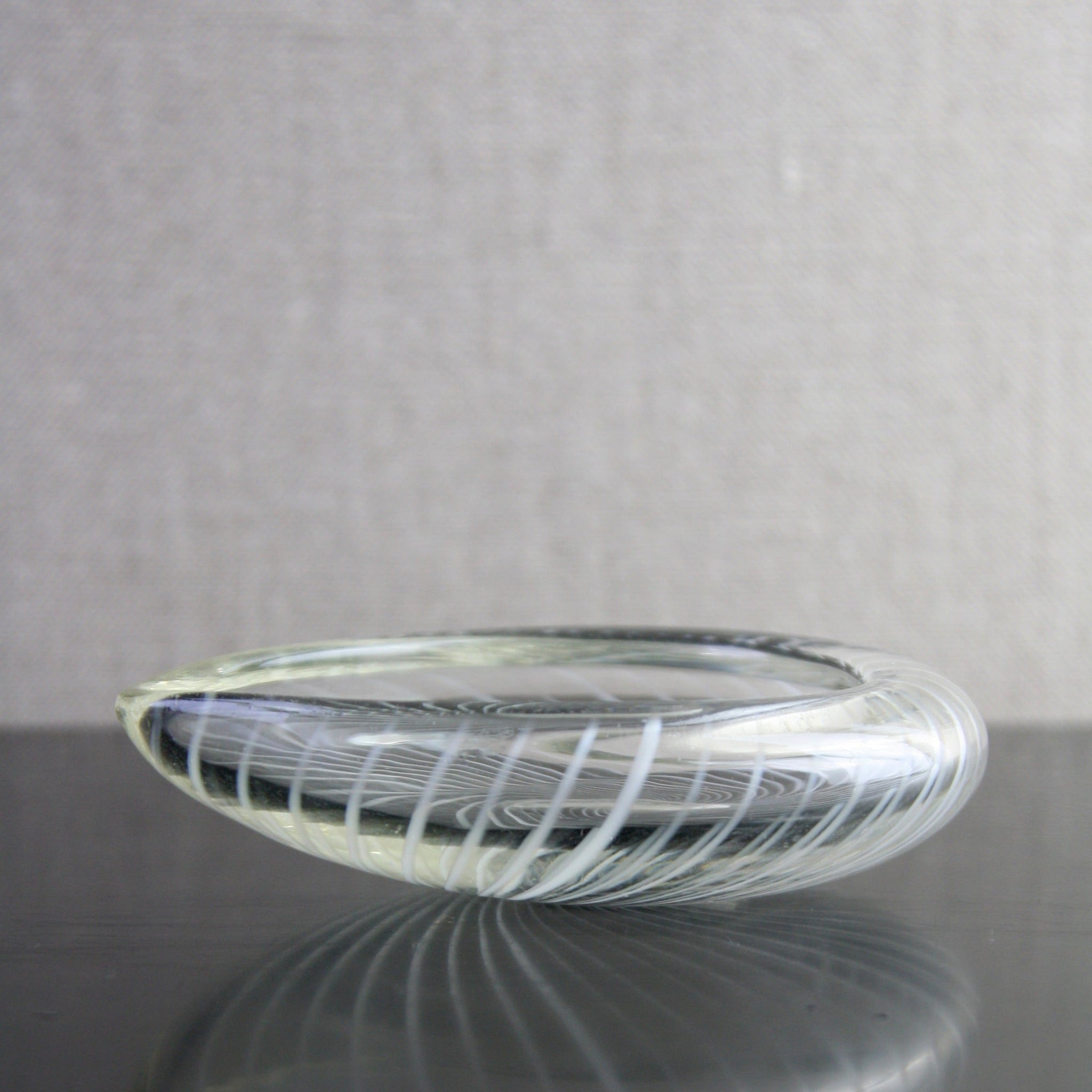 Organic modernist Riihimaen Lasi Oy Riihimaki filigree ashtray designed by Nanny Still