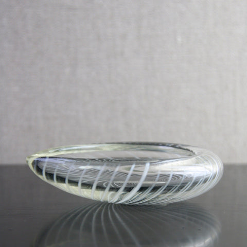Organic modernist Riihimaen Lasi Oy Riihimaki filigree ashtray designed by Nanny Still