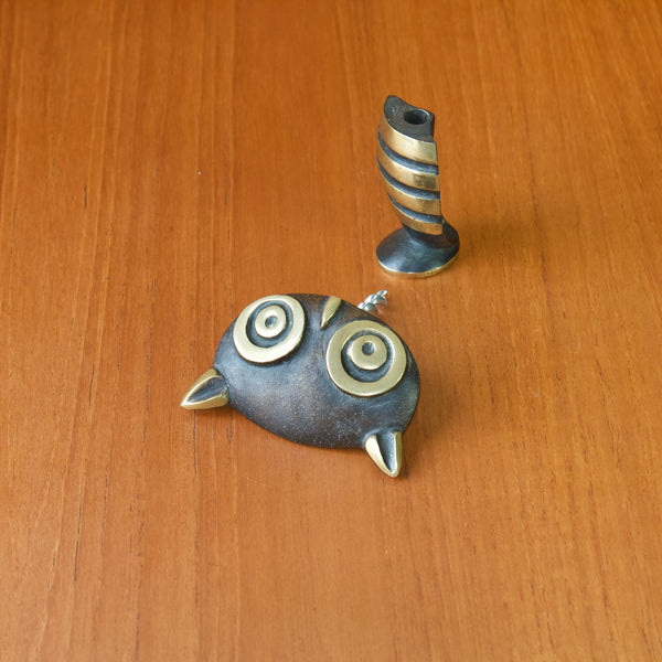 Top view showing the two parts of a Walter Bosse freestanding corkscrew. The thread of the corkscrew is embedded in the head of the owl.
