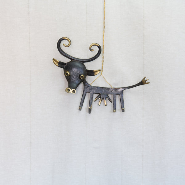 Walter Bosse large key rack in the shape of a cow with curly horns and large eyes, designed and produced in Germany around 1960